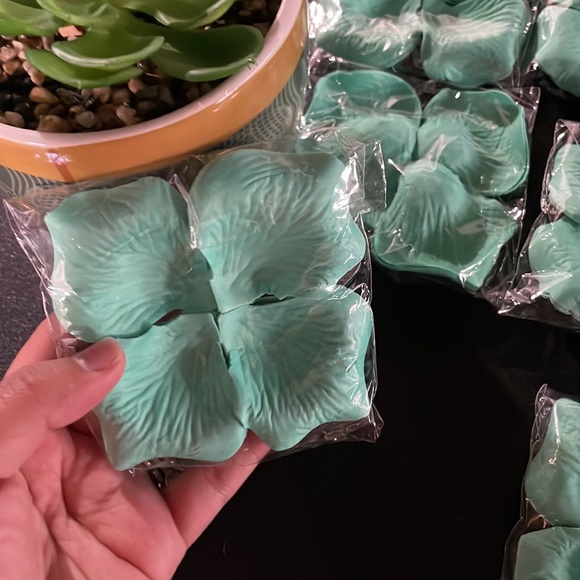 Mint green rose petals for wedd - Picture 4 of 4